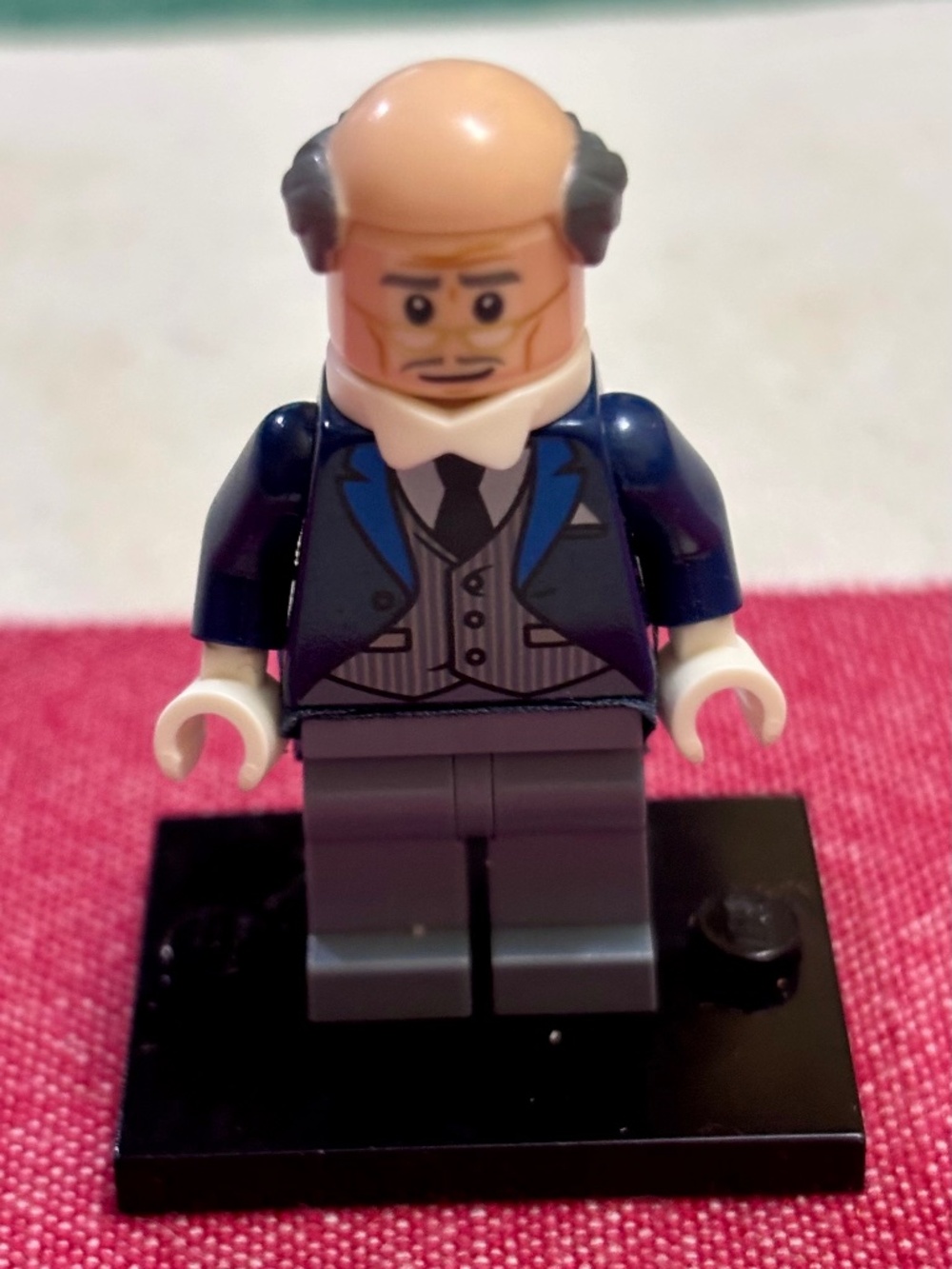 Lego The Batman Movie "Alfred Pennyworth - Pinstripe Vest" sh0313 LIKE NEW!